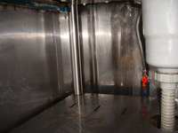 厨房機器の裏側で繁殖したカビ、細菌の清掃:清掃後
