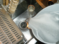 厨房シンク　排水管の洗浄で臭いと害虫予防:清掃前