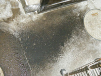 厨房・食品工場の床の油汚れ（黒ずみ）　株式会社ACE