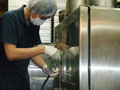 厨房清掃・食品工場清掃の種類:厨房・食品工場の立体部の除塵清掃（ホコリ取り等）